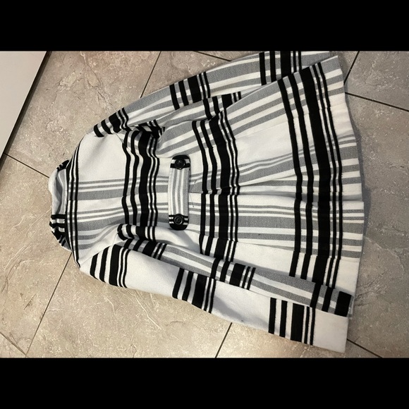 🎉HOST PiCK 🎉🎈Eye catching black and white coat - Picture 3 of 5